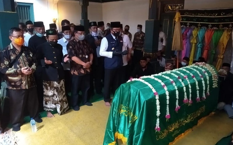  Ridwan Kamil Melayat Ke Rumah Duka Sultan Sepuh XIV Pangeran Arief 