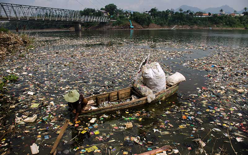  Sungai Citarum Kembali Dipenuhi Sampah Kiriman Dari Bandung