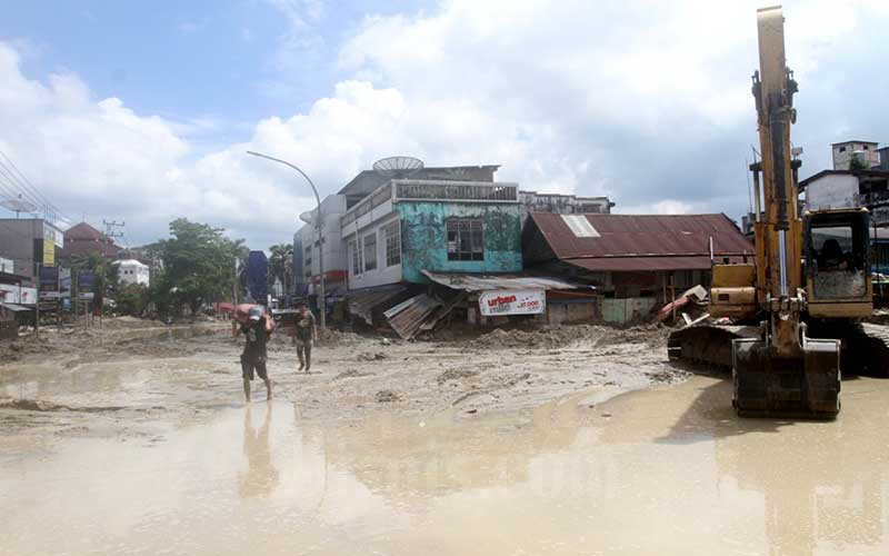  Pasca Banjir Bandang di Kabupaten Luwu Utara Sulsel, Alat Berat di Terjunkan Untuk Bersihkan Lumpur