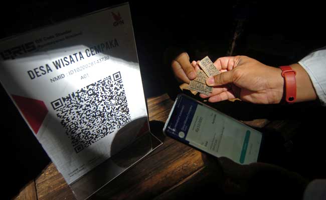 Petugas Bank Indonesia (BI) Tegal mempraktekkan cara melakukan pembayaran melalui aplikasi uang elektronik server based, dompet elektronik dan mobile banking/ANTARA FOTO/Oky Lukmansyah