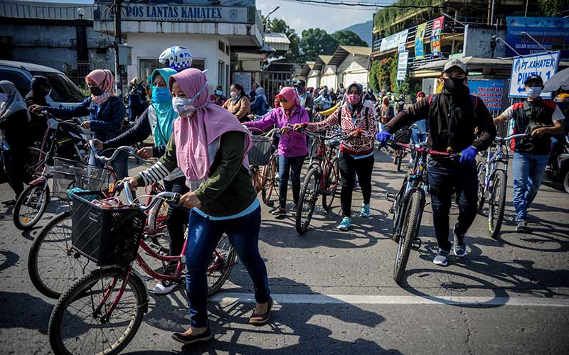 Sejumlah pegawai PT Kahatex berjalan keluar kawasan pabrik di Kabupaten Sumedang, Jawa Barat, Rabu (17/6/2020). ANTARA FOTO/Raisan Al Farisi