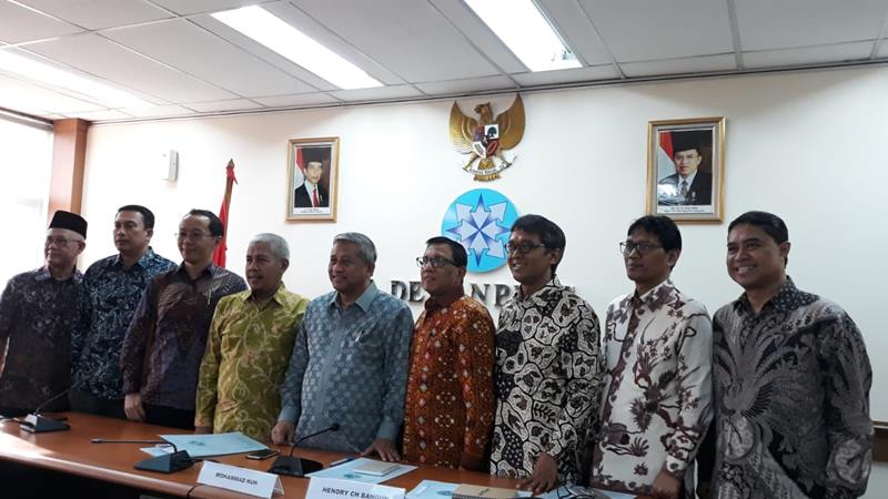Anggota Dewan Pers 2019-2022 berfoto bersama usai serah terima jabatan di Gedung Dewan Pers, Jakarta Pusat pada Selasa (21/5/2019). JIBI/Bisnis/Ria Theresia Situmorang