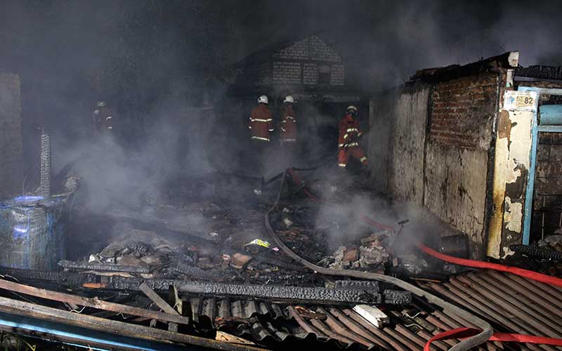  Kebakaran di Surabaya Hanguskan Tujuh Rumah Warga