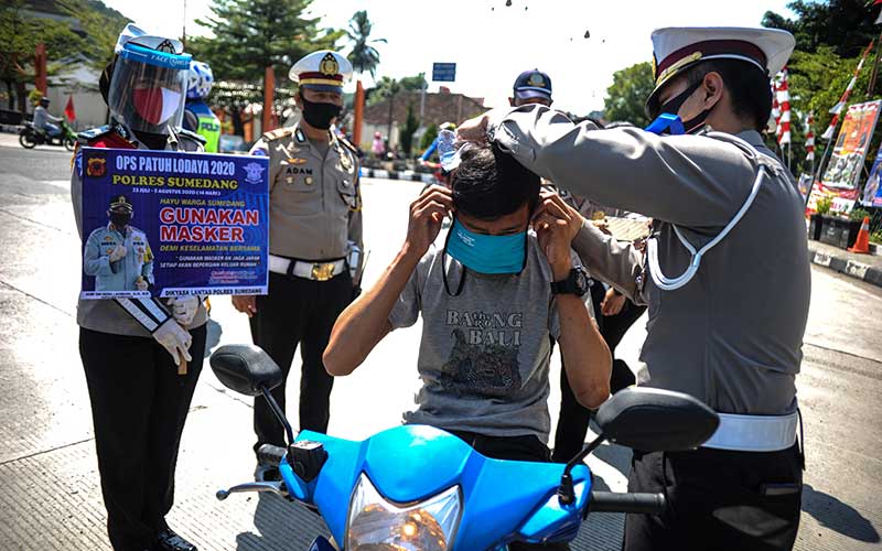  Polres Sumedang Membagikan 7.500 Masker Kepada Warga