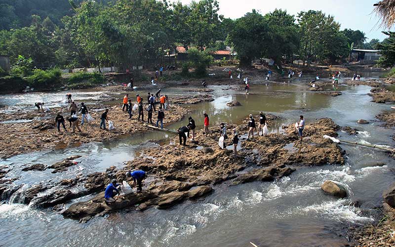  Peringati Hari Sungai, Warga Gelar Aksi Mulung Sampah di Sungai Ciliwung