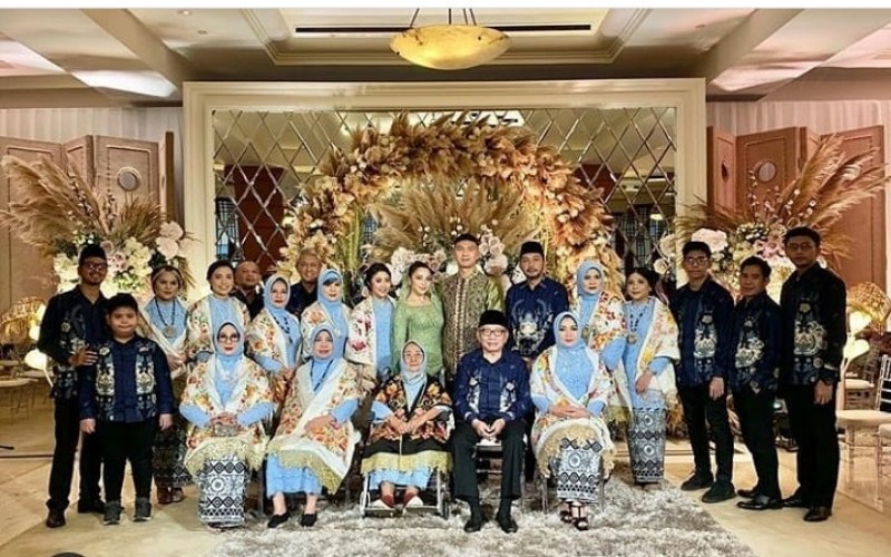 Foto keluarga di pertunangan Nikita Willy dan Indra Priawan