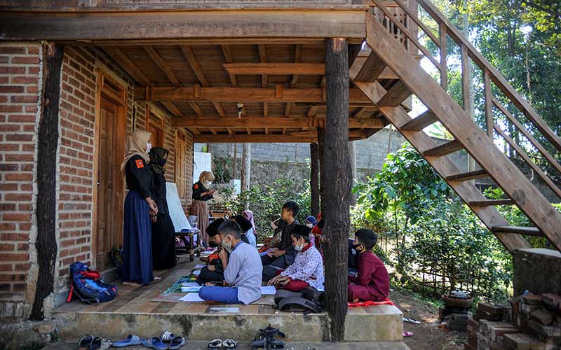 Relawan Karang Taruna Wanabakti Mengajar Anak-Anak di Kaki Gunung Manglayang