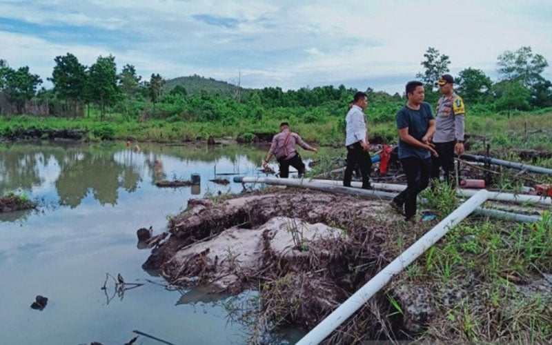 Petugas gabungan menghentikan pertambangan pasir ilegal, dan mengamankan lebih dari 20 unit mesin hisap di sejumlah lokasi di Kabupaten Bintan, Kepulauan Riau./Antara-Nikolas Panama