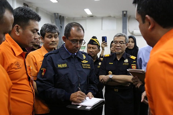  Korupsi Importasi Tekstil: Dirjen Bea Cukai Heru Pambudi Penuhi Panggilan Penyidik