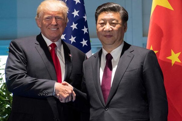 Presiden AS Donald Trump (kiri) dan Presiden China Xi Jinping saat bertemu di KTT G20 di Hamburg, Jerman, pada 8 Juli 2017./Reuters-Saul Loeb