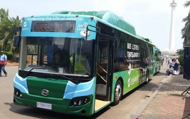 Bus listrik yang beroperasi di kawasan wisata Monas./Antara