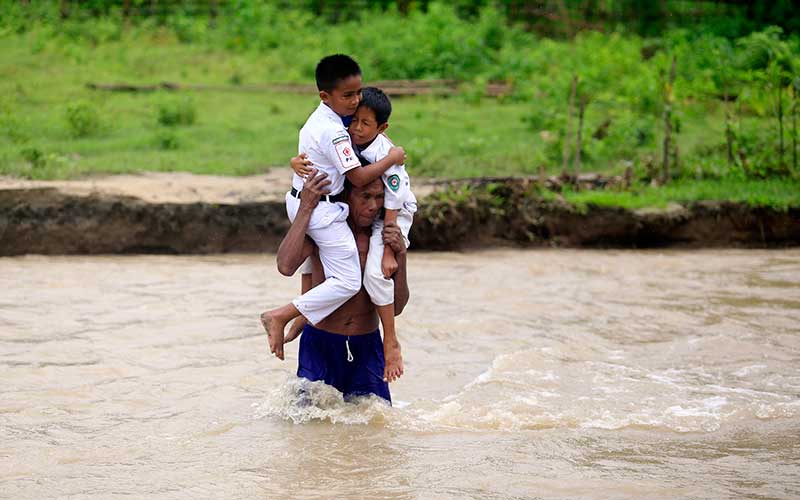  Pelajar Terpaksa Melintasi Sungai Untuk Berangkat Sekolah Karena Tidak Ada Jembatan