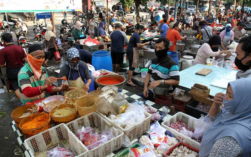 Pedagang melayani pembeli di pasar Pondok Labu, Jakarta, Kamis (23/4/2020). Bisnis/Arief Hermawan P