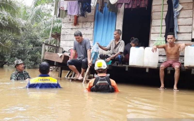  Prajurit TNI dan Basarnas Selamatkan Korban Banjir di Aceh Jaya