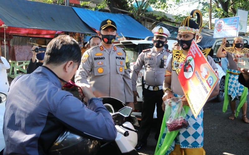  Uniknya Cara Polisi di Majalengka Ajak Masyarakat Gunakan Masker