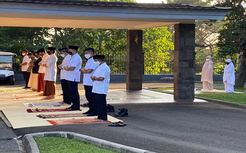  Presiden Jokowi Salat Iduladha di Halaman Wisma Bayurini, Istana Bogor