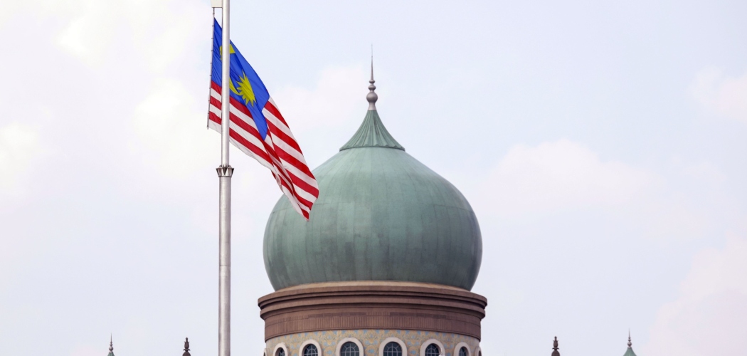 Bendera Malaysia berkibar di depan Kantor Perdana Menteri (PM) Malaysia di Putrajaya, Malaysia, Senin (9/3/2020). - Bloomberg/Joshua Paul