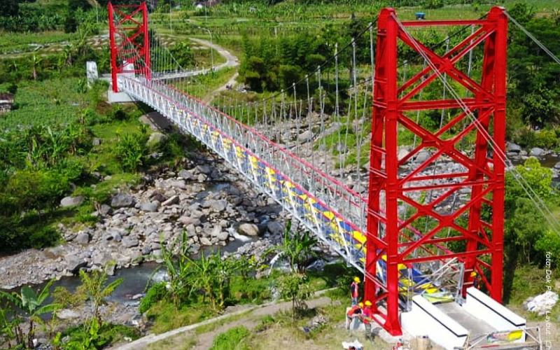  Warna-warni Jembatan Gantung Padat Karya, Ini Gambar-gambarnya