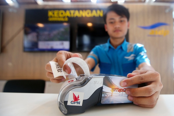Transaksi nontunai dengan menggunakan Tapcash yang dikeluarkan BNI di loket Dermaga 6 Eksekutif Pelabuhan Merak./Bisnis-Tim Jelajah Infrastruktur Sumatra 2019