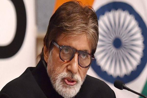  Amitabh Bachchan Sembuh dari Covid-19