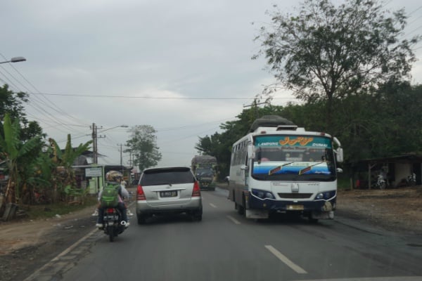 Suasana pada H-2 Lebaran di jalur lintas timur Sumatra wilayah Kabupaten Pesawaran Lampung, Rabu (15/7/2015)./Bisnis-Akhirul Anwar
