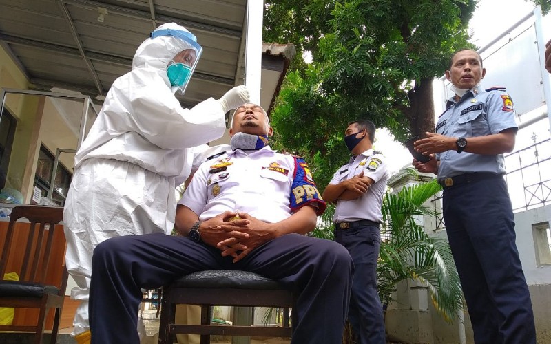  50 Pegawai Dishub Kabupaten Cirebon Jalani Tes Swab