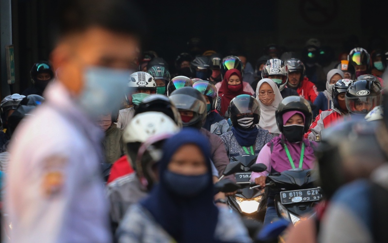 Sejumlah buruh pabrik pulang kerja di kawasan Cikupa, Kabupaten Tangerang, Banten, Jumat (17/4/2020)./ANTARA FOTO-Fauzan