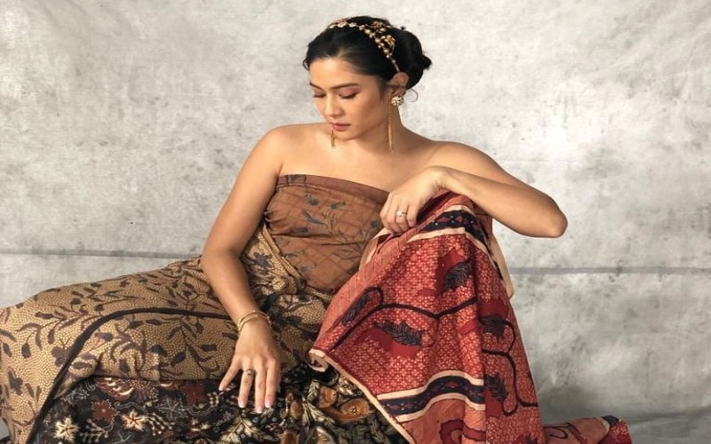  Dian Sastro, Pamer Kecintaan Etnik Batik dan Tenun Sebagai Doa