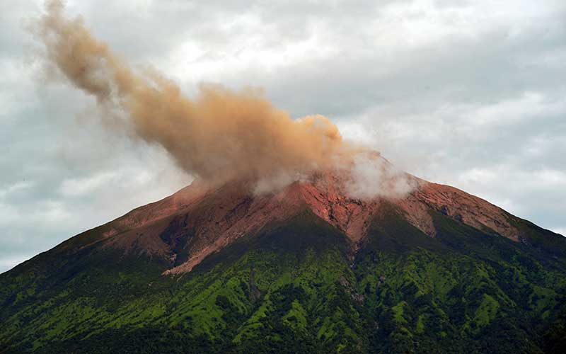  Gunung Kerinci Mengembuskan Gas dan Material
