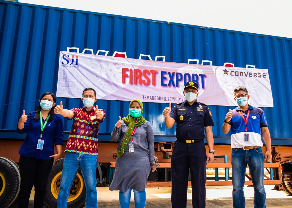  Bea Cukai Magelang Kawal Ekspor Perdana Produk Sepatu Berskala Besar di Temanggung