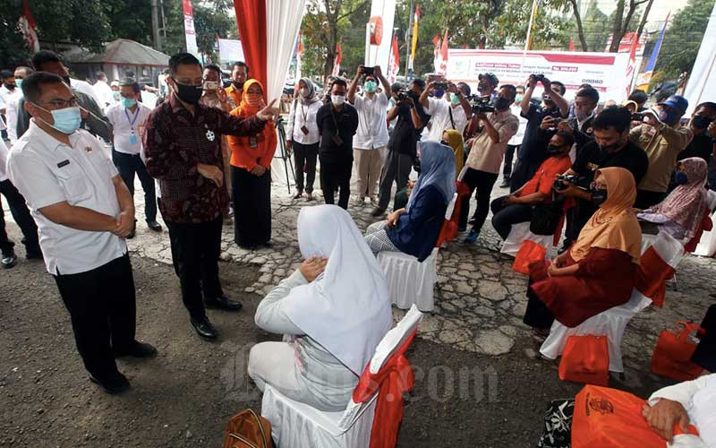  Mensos Juliari P Batubara Tinjau Penyaluran Bansos Tunai Gelombang II di Jawa Barat