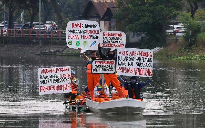  Aktivis Lingkungan Gelar Aksi Untuk Menyadarkan Warga Tidak Membuang Sampah di Sungai