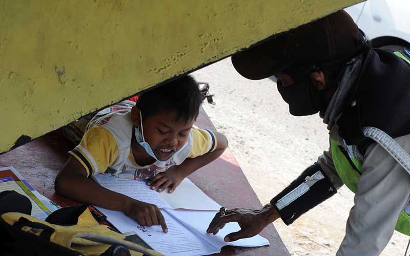  Pandemi Covid-19 Membuat Anak SD di Boyolali Jawa Tengah Belajar di Pinggir Jalan