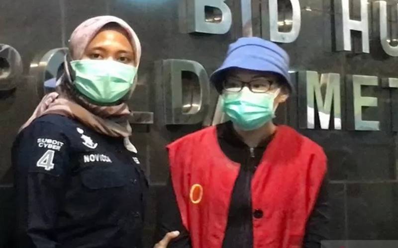 Polda Metro Jaya menghadirkan tersangka kasus dugaan pencemaran nama baik terhadap Basuki Tjahaja Purnama yang berinsial EJ (47) di Mako Polda Metro Jaya, Kamis (6/8/2020)./Antara