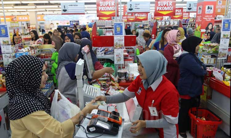Warga berbelanja di salah satu pusat perbelanjan modern di Tangerang Selatan, Banten, Kamis (27/2/2020). Bisnis/Eusebio Chrysnamurti