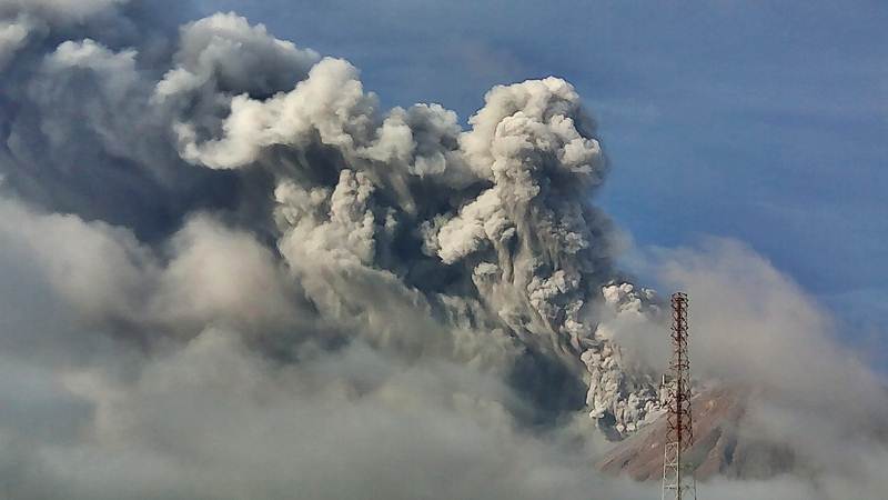  Abu Vulkanik Gunung Sinabung Guyur Empat Kecamatan