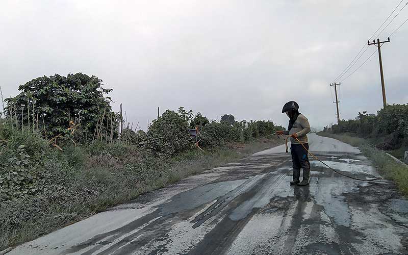  Warga Bersihkan Jalan Yang Tertutup Abu Vulkanik Pasca Erupsi Gunung Sinabung