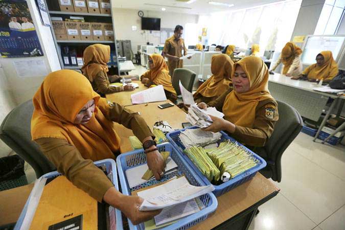 Aparatur Sipil Negara (ASN) Bagian umum Sekretariat Pemerintah Kota Banda Aceh kembali beraktivitas pada hari pertama masuk kerja di Banda Aceh, Aceh, Senin (10/6/2019)./ANTARA-Irwansyah Putra