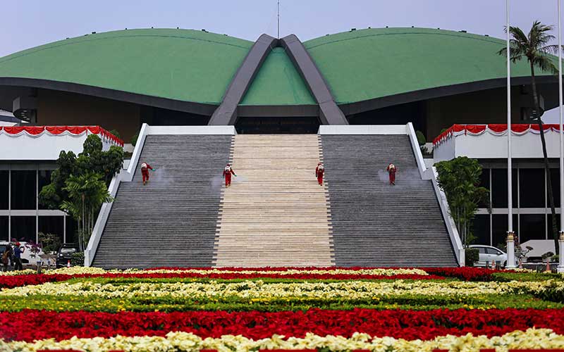  Jelang Sidang Tahunan, Gedung DPR/MPR RI Disemprot Disinfektan Untuk Pencegahan Penyebaran Covid-19