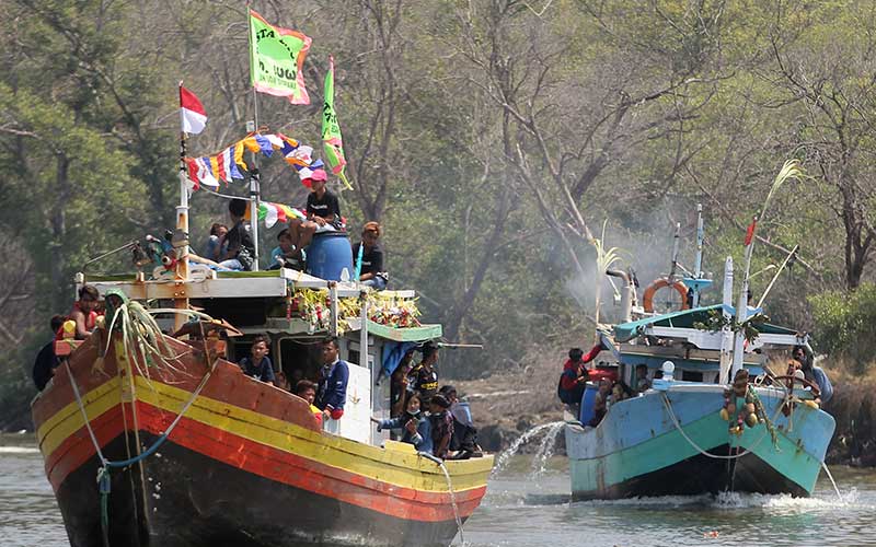  Nelayan di Jawa Barat Gelar Tradisi Nadran Nelayan Rajungan