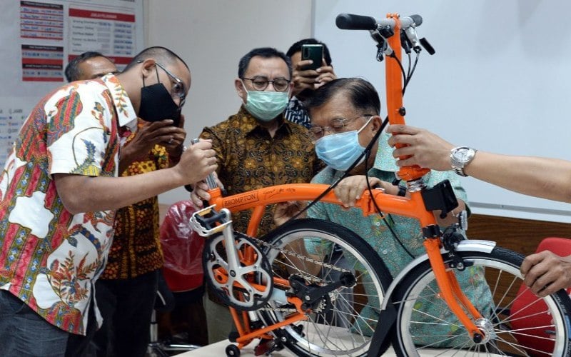 Ketua Umum Palang Merah Indonesia (PMI) Jusuf Kalla menandatangani sepeda Brompton yang akan dilelang untuk program donor darah. /Istimewa 