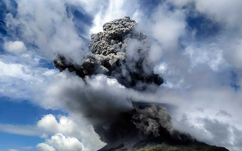  BPBD Karo Kerahkan Water Canon Bersihkan Abu Gunung Sinabung