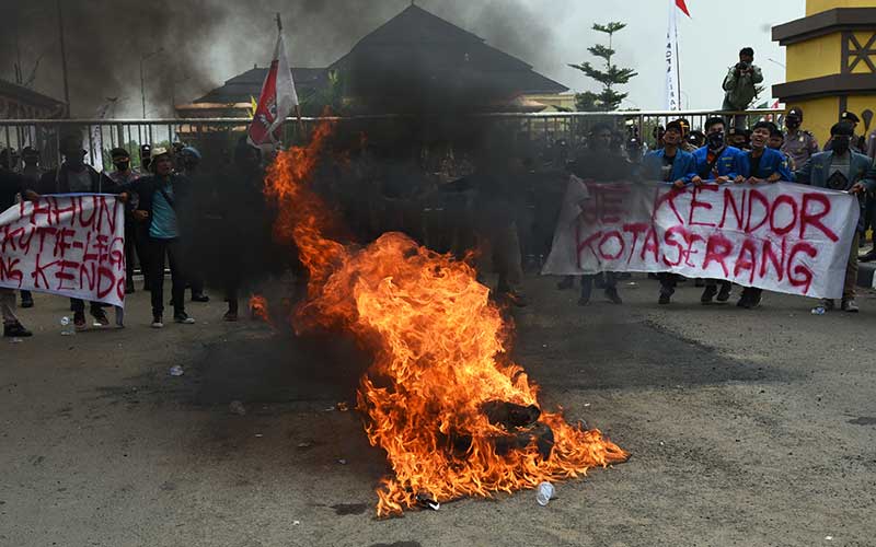  Mahasiswa di Banten Gelar Unjukrasa Memprotes Pemerintah Karena Lamban Tangani Dampak Covid-19