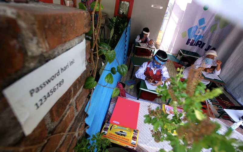 Foto-Foto Siswa SD Belajar di Warung Internet Gratis Buatan Warga Bandung