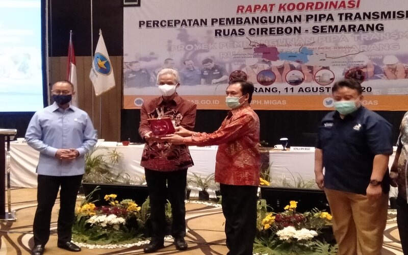 Gubernur Jateng Ganjar Pranowo (kedua kiri) menerima plakat dari Kepala BPH Migas M. Fanshurullah dalam Rakor Percepatan Pembangunan Transmisi Gas Bumi Ruas Cirebon - Semarang./Bisnis-Alif N.