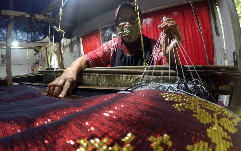  Industri Tenun Silungkang di Sumatra Barat Kembali Produksi Setelah Berhenti Akibat Covid-19