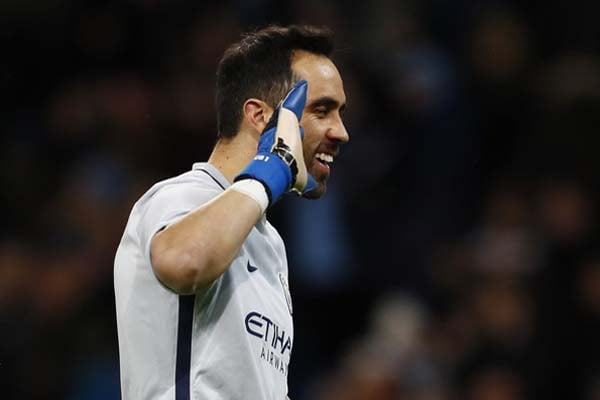  Kalah Bersaing, Claudio Bravo Pindah ke Real Betis