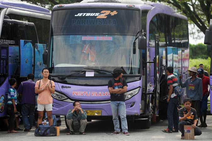 Sejumlah calon penumpang bus menunggu keberangkatan di Terminal Tipe A Mengwi, Badung, Bali, Minggu (26/5/2019)./ANTARA-Fikri Yusuf