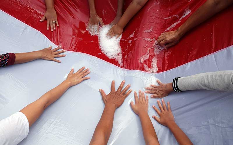  Menyambut HUT Ke-75 Indonesia, Anak Sekolah di Solo Gelar Aksi Cuci Bendera Merah Putih