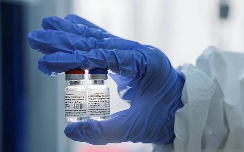 Seorang ilmuwan menunjukkan sampel vaksin untuk melawan penyakit  Covid-19 yang dikembangkan oleh Gamaleya Research Institute of Epidemiology and Microbiology, di Moskow, Rusia, (6/8/2020)./Antara-Reuters